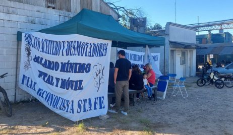 VICENTIN: Trabajadores acampan frente a la empresa en reclamo por salarios adeudados