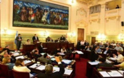 UN RADICAL TRATA DE TERMINAR CON LOS SUBSIDIOS QUE REPARTEN LOS SENADORES PROVINCIALES