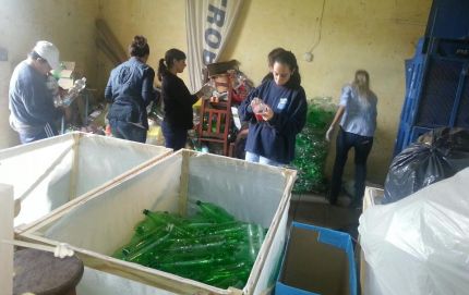 Instituciones de Calchaquí trabajan en el reciclado de botellas plásticas