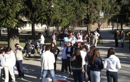 Alumnos secundarios de Calchaquí pintaron consignas contra la droga