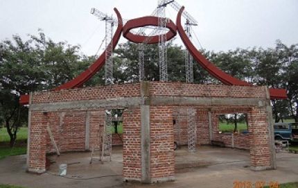Se está colocando el techo en la capilla del Buen Samaritano
