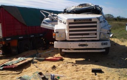 VUELCO DE CAMION CON CEREALES SOBRE LA RUTA 98