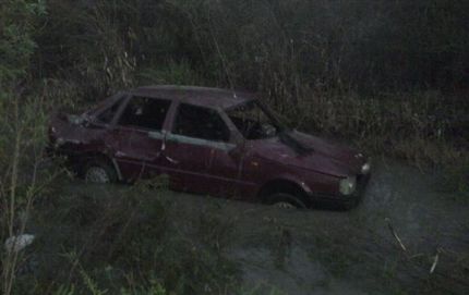 LUEGO DE VOLCAR TERMINO EN ZANJA CON AGUA