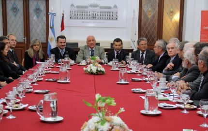 Antonio Bonfatti presentó a empresarios del centro norte santafesino la oficina comercial en Dubai