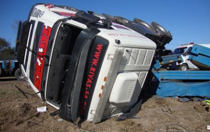 VOLCO UN CAMION SOBRE RUTA 11 KM 685