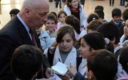 Bonfatti le sacó 25 millones a Educación para hacer publicidad
