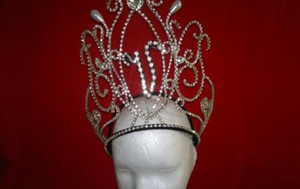 ANDRES VINCZE DISEÑADOR DE LA CORONA OFICIAL DE LA REINA DE LA PRIMAVERA 2012.