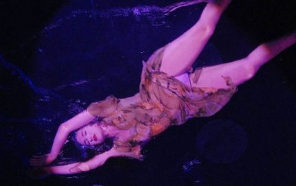 Pampita se tiró a la pileta de Fuerza Bruta