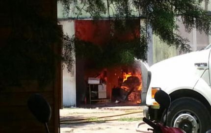 AVELLANEDA: VORAZ INCENDIO EN LA FÁBRICA DE IMPRESORA DEL NEA