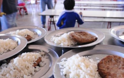 Comedores escolares necesitan $ 10 para alimentar a cada chico