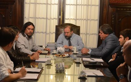 Narcocriminalidad. RUBEO SE REUNIÓ CON EL PADRE  VELASQUEZ RÚA EN LA SEDE DEL RECTORADO DE LA UNR.