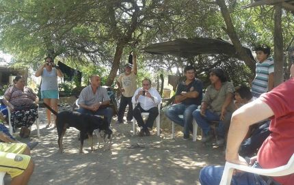 SIXTO GONZALEZ Y LUIS PEIRONE CON VECINOS DE LA MANZANA 18