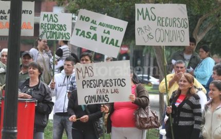 Movilización de jefes comunales del PJ frente a Casa de Gobierno