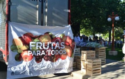 EL CAMIÓN DEL PROGRAMA FRUTA PARA TODOS EN VERA