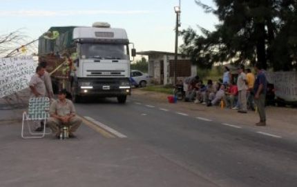 Continúa cortada la Ruta 11 por obreros papeleros ocampenses