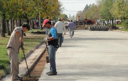 ENTREGA DE PENSIONES Y AVANZA  LA PAVIMENTACION DE 9 DE JULIO EN CALCHAQUI