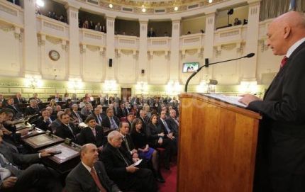 Graves incidentes en la Legislatura por la presencia de Bonfatti