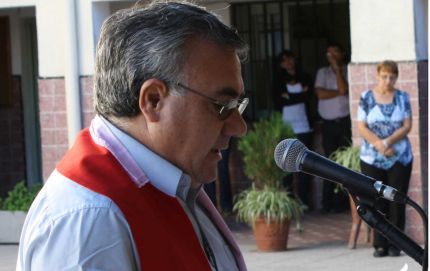 El Padre Nestor Monzón está dispuesto a encadenarse con los trabajadores del molino.
