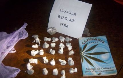 Secuestro de 27 envoltorios y trozos compactos de marihuana