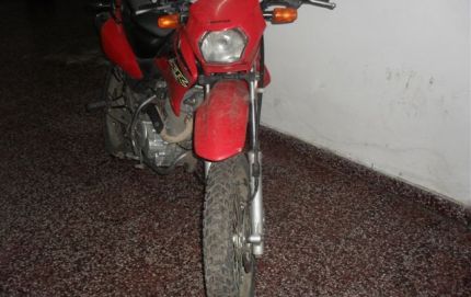 MOTO HALLADA ENTRE LA MALEZA DE CAMINO RURAL