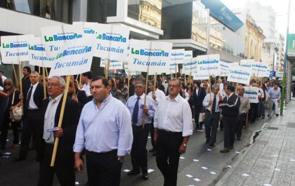 AHORA LOS BANCARIOS VAN POR UN PARO DE JORNADA COMPLETA