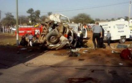 Santiago del Estero: al menos 10 muertos por un choque entre un camión de YPF y una combi