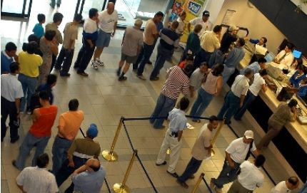  POR LEY, HASTA MEDIA HORA DE COLA EN EL BANCO