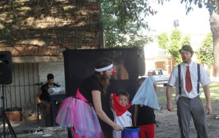 Se presentó un espectáculo de payasos para niños en Calchaquí