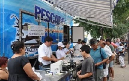 LLEGA EL CAMION DE LA ECONOMIA CON PESCADOS Y MARISCOS