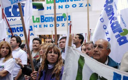 Los empleados bancarios de todo el país paran por el impuesto a las Ganancias
