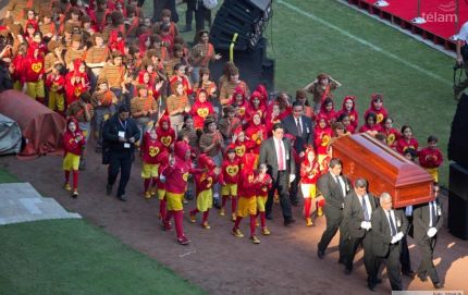 Miles de personas dicen adiós a Chespirito en el estadio Azteca 