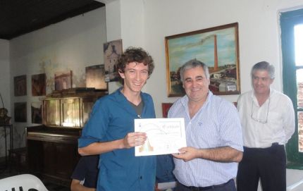 Diplomas y aporte para la escuela técnica Nº 642 de Calchaquí