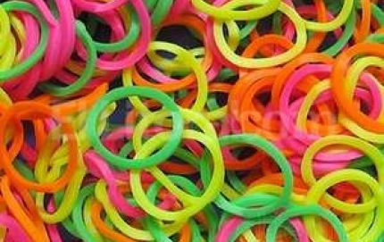 Una niña sufrió una intoxicación con gomitas para armar pulseras