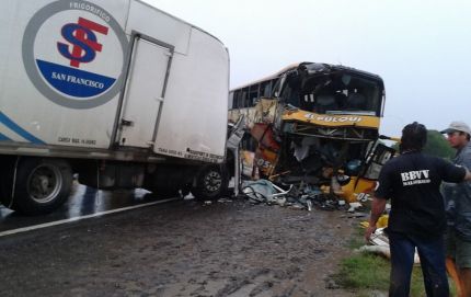 DOS PERSONAS FALLECIDAS EN FATAL ACCIDENTE SOBRE RUTA 11