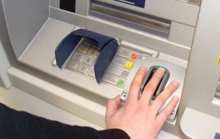 Jubilados y pensionados deberán registrar sus huellas digitales para cobrar
