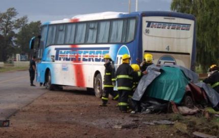 Cinco jóvenes que volvían de bailar murieron chocar de frente un auto y un ómnibus