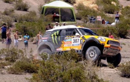 Al Attiyah marcó el paso en las dunas y en motos hubo nuevo ganador