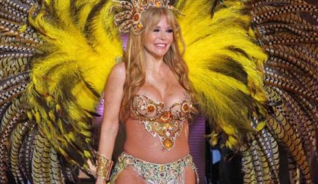 Graciela Alfano volvió a ponerse las plumas en un espectacular desfile