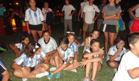 Actividades recreativas en el fogón de la colonia de verano de Calchaquí