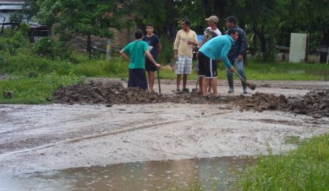 VECINOS CANSADOS IMPROVISAN DESAGÜES PARA  PODER SACAR EL AGUA
