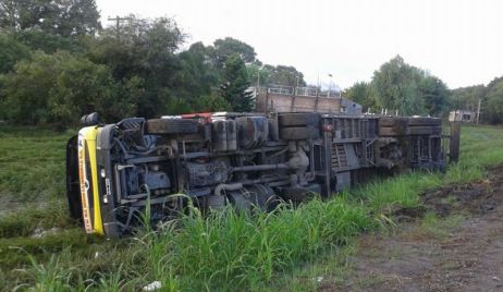 Volcó un camión en el acceso a la ciudad de Malabrigo