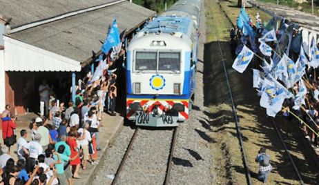 Emoción, caos y militancia electoral en la prueba del tren que llegó desde Retiro