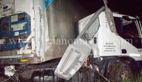 Fuerte choque de camiones sobre Ruta Nacional 11