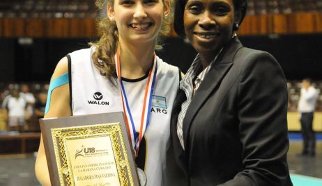Anahí Tossi es de Oro, junto al equipo de Voley Argentino sub 18 en Cuba y elegida Jugadora Más Valiosa