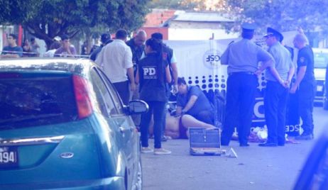 Acribillaron a balazos a un hombre en zona sur y sus familiares quisieron incendiar un búnker