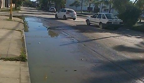 RECLAMO PERMANENTE DE VECINOS POR ACUMULACION DE AGUA Y FLUIDOS CLOACALES