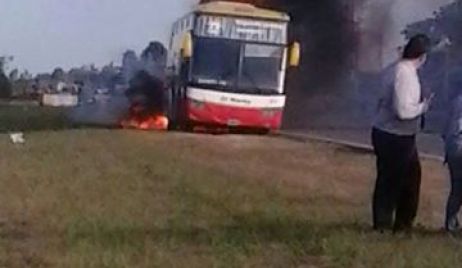Se incendió un colectivo sobre Ruta 11