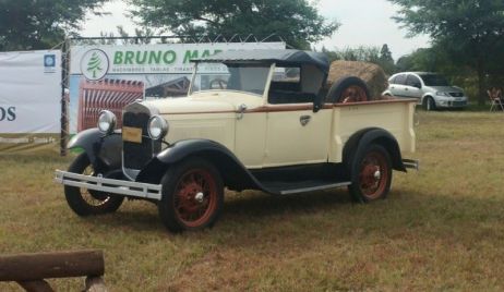Cuarto encuentro de autos antiguos y personalizados en Malabrigo