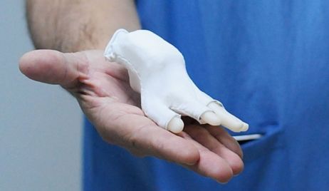 Un argentino creó un guante que previene la muerte súbita infantil
