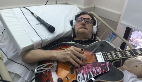 El más grande: aún internado, Charly García no deja la guitarra